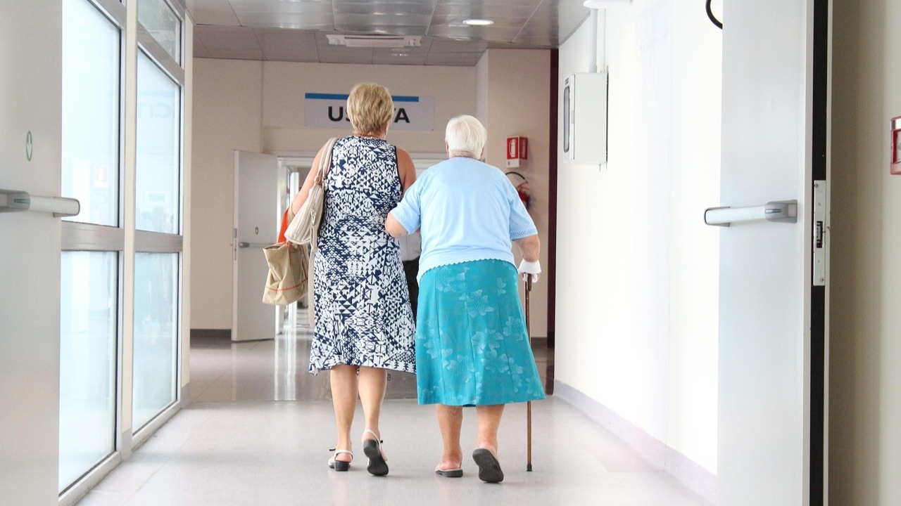Zwei &auml;ltere Damen gehen den Korridor im Krankenhaus entlang.